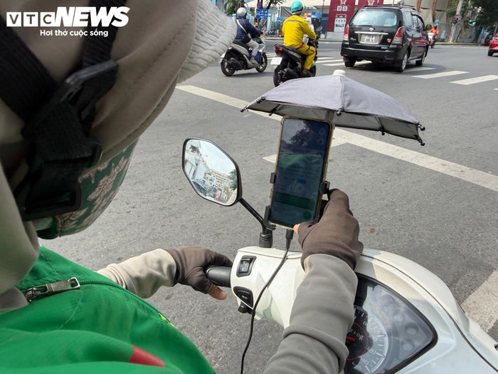 Mỗi cuốc giao đồ ăn, tài xế chỉ nhận được vài chục nghìn đồng nhưng phải bỏ ra thêm thời gian di chuyển, chờ lấy hàng và giao hàng.