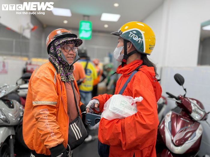 Các chị vui vẻ hỏi thăm nhau dù không hề quen biết.