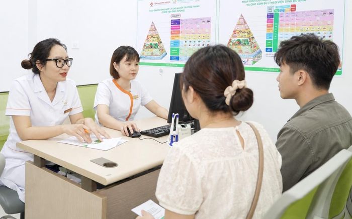 Bác sĩ Hoa tư vấn sức khoẻ cho cặp đôi hiếm muộn. (Ảnh: BSCC)