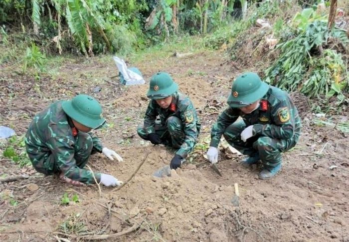 Lực lượng chức năng đang tổ chức tìm kiếm, quy tập hài cốt liệt sỹ tại khu phố Tri Bưu (phường Quảng Trị). (Ảnh: Xuân Diện)