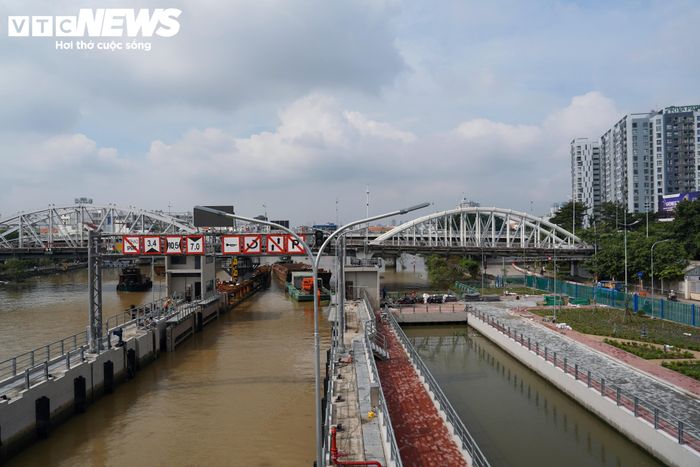 Theo Công ty Cổ phần Đầu tư xây dựng Trung Nam, chủ đầu tư dự án, nhiều hạng mục chính hiện đạt từ 92-99% tiến độ. Các đơn vị đang tập trung hoàn thiện những phần việc còn lại, phấn đấu vận hành thử từng cống trong khoảng thời gian từ tháng 9 đến tháng 11/2026.