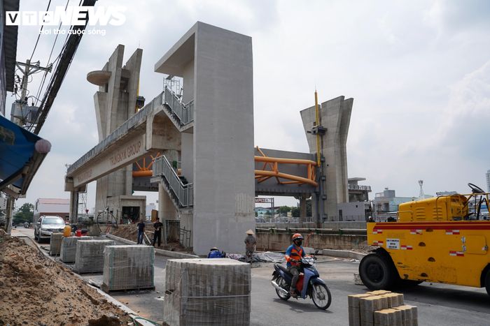 Tại cống kiểm soát triều Phú Định, dự kiến vận hành thử trong tháng 11/2026, tiến độ hiện đạt khoảng 93%.