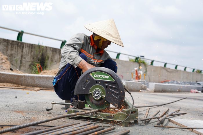 Ghi nhận tại công trường, khu vực hai bên đường dẫn vào cống đã được chỉnh trang, thông thoáng hơn trước. Tuyến đường được thảm nhựa rộng, các hạng mục hạ tầng tiếp tục được hoàn thiện.