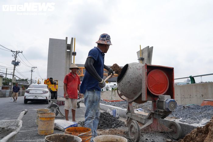 Đơn vị thi công đang hoàn thiện nhà quản lý, nhà trạm bơm và khu máy phát; lắp đặt lan can, bổ sung cây xanh và thảm đá gia cố. Bốn đoạn kè cũng đang được đẩy nhanh hoàn thiện. Cùng với đó, thiết bị cơ điện và hệ thống SCADA được lắp đặt, trong khi cửa van âu thuyền được tổ hợp để chuẩn bị cho các bước lắp đặt và vận hành thử.