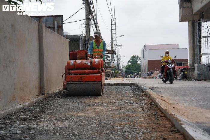 Bà Lâm Thị Sóc (ngụ phường Phú Định) cho biết người dân đã chờ đợi nhiều năm để dự án hoàn thiện. “Gần một tháng nay, khi dự án gần về đích, người dân ai nấy cũng vui mừng”, bà Sóc nói.