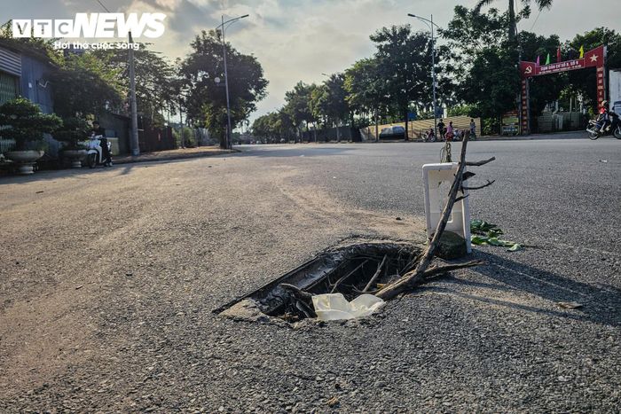 Cách vị trí nam sinh gặp nạn khoảng 500m, trên đường Phố Viên, phóng viên ghi nhận một miệng cống thoát nước khác cũng không có nắp, chỉ được cảnh báo sơ sài bằng vài que củi.