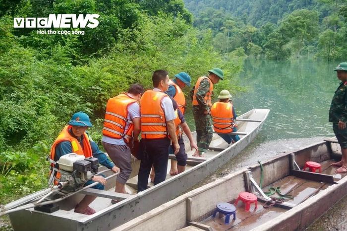 Lực lượng quân sự dùng đò chở cán bộ, giáo viên vào thực hiện nhiệm vụ tại bản Yên Hợp nhằm nắm bắt, đảm bảo đời sống người dân đang bị chia cắt. (Ảnh: Xuân Diện)