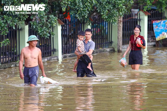 Mưa lũ ảnh hưởng đến 1.659 hộ dân, tương ứng khoảng 3.615 người. Trong đó, 483 hộ bị nước tràn vào nhà, 1.176 hộ bị ngập lối đi.