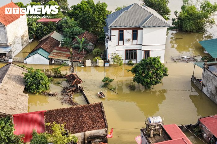 Chiều cùng ngày, tuyến đê Hữu Bùi, đoạn từ khu vực cầu Bến Cốc vào thôn Nam Phương, chìm trong dòng nước lũ đục ngầu. 