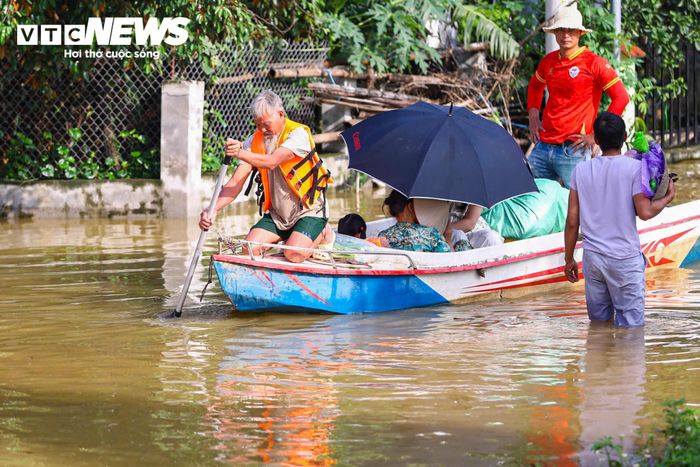 Trước tình hình trên, lực lượng chức năng tổ chức hỗ trợ, di dời 626 người thuộc nhóm yếu thế đến nơi an toàn. Những người được đưa đến khu vực tránh lũ chủ yếu là người cao tuổi, trẻ em, phụ nữ mang thai và người khuyết tật.