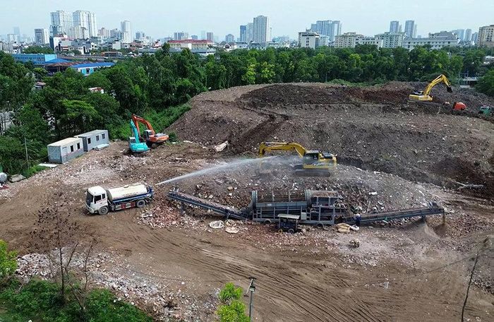 Điểm xử lý chất thải xây dựng tại phường Yên Sở. Ảnh: Đức Duy