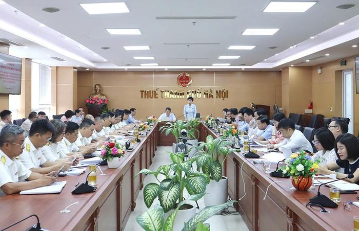 Đoàn công tác Ủy ban Kinh tế và Tài chính của Quốc hội làm việc với Thuế thành phố Hà Nội về tình hình thực hiện chính sách, pháp luật thuế trên địa bàn; trao đổi, lấy ý kiến đối với một số nội dung sửa đổi, bổ sung các luật liên quan đến lĩnh vực thuế. Ảnh: Nga Phương