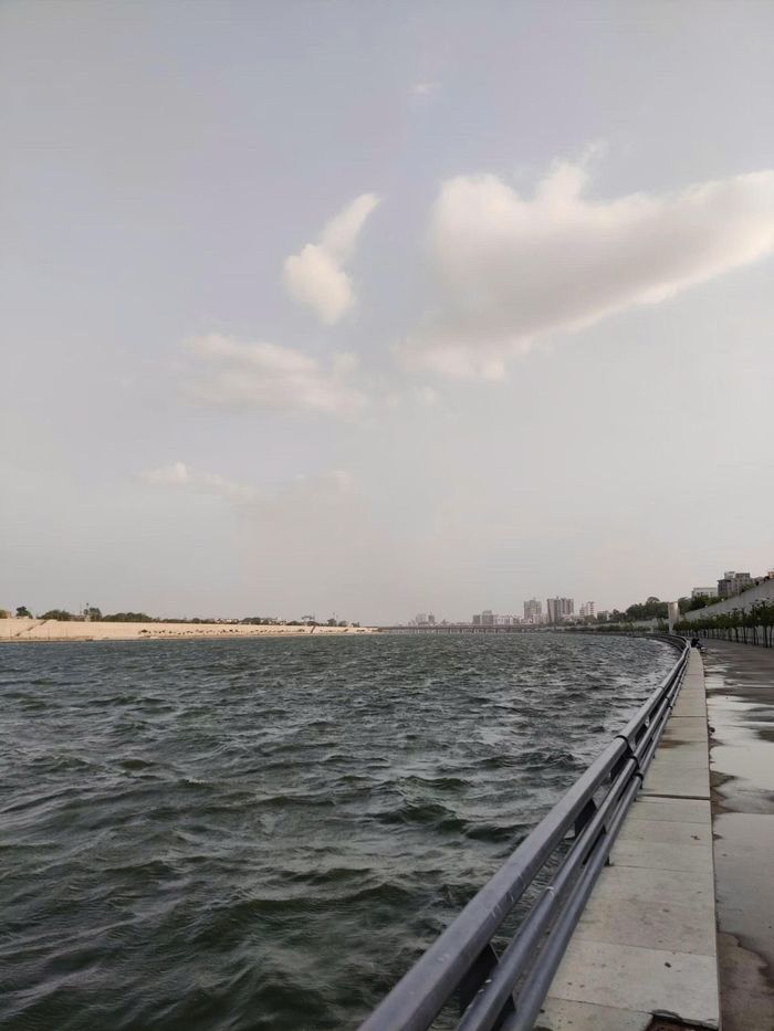 Không gian đi bộ dọc Sabarmati Riverfront tại Ahmedabad, Ấn Độ. Ảnh: Unsplash