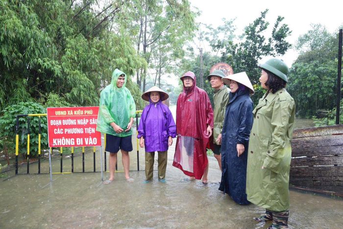 Ban Thường trực Ủy ban MTTQ Việt Nam xã Kiều Phú chia sẻ với những khó khăn của các gia đình khi nước ngập ảnh hưởng đến nhà ở, tài sản và sinh hoạt hằng ngày. Ảnh: MTTQ TP.