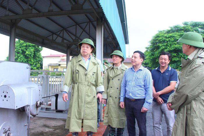Phó Chủ tịch Thường trực HĐND thành phố Hà Nội Trần Thế Cương kiểm tra tình hình duy tu, bảo dưỡng cống Vân Cốc. Ảnh: MH