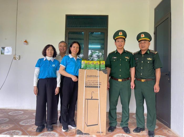 Hội LHPN phường Dương Nội trao tặng máy lọc nước cho Đồn Biên phòng Si Ma Cai. Ảnh: PV