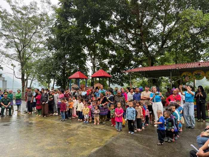 Đông đảo phụ nữ, trẻ em tham dự chương trình “Đồng hành cùng phụ nữ biên cương”. Ảnh: PV