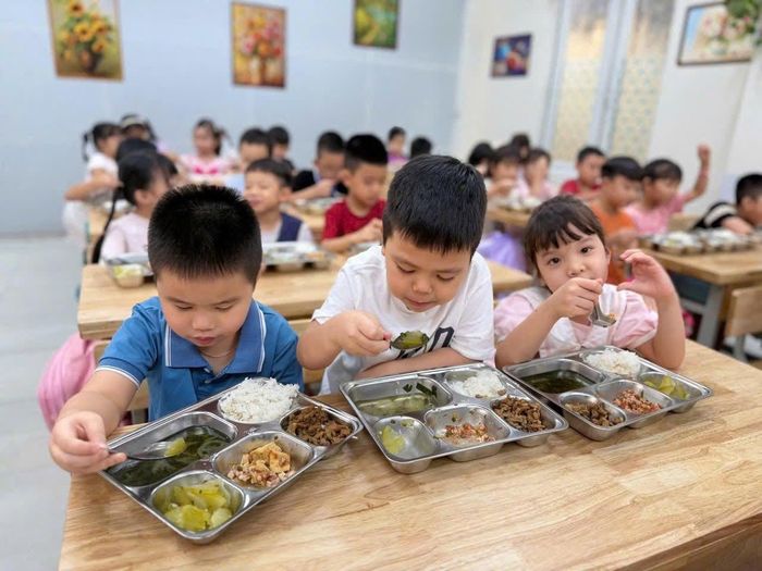 Học sinh Trường Tiểu học Khương Mai với bữa ăn bán trú tại trường học. Ảnh: NT