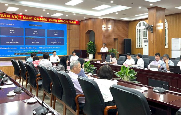 Ông Hà Xuân Nhâm, Trưởng phòng Giáo dục trung học (Sở GD-ĐT Hà Nội) báo cáo kết quả thí điểm giáo dục AI. Ảnh: Lê Nguyễn