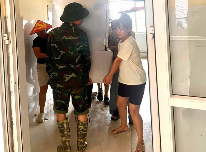 Các nhà trường chủ động di dời tài sản đến nơi an toàn. Ảnh: CTV