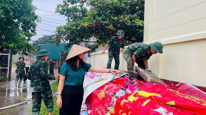 Các lực lượng hỗ trợ Trường Mầm non Xuân Mai di dời đồ dùng dạy học đến nơi an toàn. Ảnh: CTV