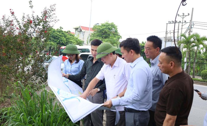Lãnh đạo Chi cục Thủy lợi và Phòng, chống thiên tai Hà Nội, Công ty TNHH một thành viên Thủy lợi sông Tích và Viện Quy hoạch thủy lợi khảo sát thực địa hướng tiêu lũ sông Tích ra sông Hồng. Ảnh: Kim Nhuệ