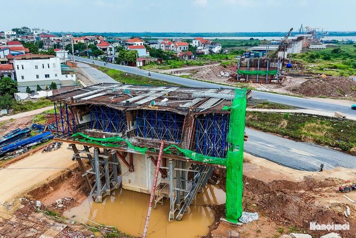 Việc hoàn thành mặt bằng cùng tiến độ thi công ngày càng rõ nét đang tạo cơ sở để dự án tiếp tục bước vào những giai đoạn quan trọng. Theo kế hoạch, cầu Hồng Hà phấn đấu thông xe kỹ thuật vào tháng 7-2027 và hoàn thành toàn bộ công trình trong tháng 10-2027.