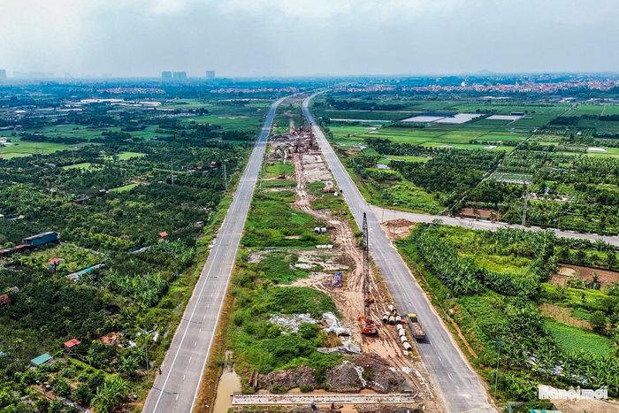 Theo Ban Quản lý dự án đầu tư xây dựng công trình giao thông thành phố Hà Nội, đến ngày 12-8, dự án cầu Hồng Hà đã được bàn giao 100% mặt bằng theo chỉ giới dự án.