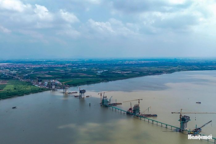Những trụ cầu cao dần lên giữa dòng sông Hồng, từng bước tạo nên diện mạo công trình giao thông quy mô lớn kết nối hai bờ sông.