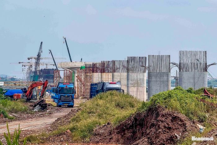 Máy móc, thiết bị liên tục vận hành; công nhân được bố trí tại nhiều vị trí, phối hợp thực hiện từng hạng mục theo tiến độ. Các nhà thầu đang huy động nhân lực, máy móc, thiết bị nhằm đẩy nhanh khối lượng công việc.