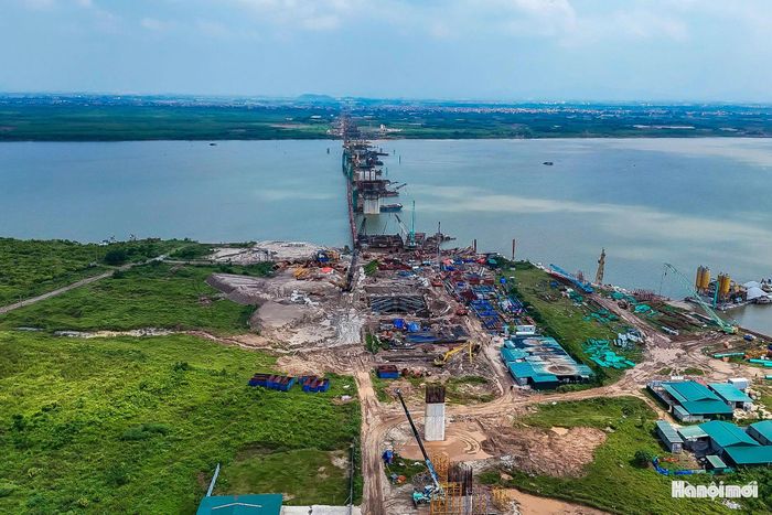 Dự án cầu Hồng Hà được khởi công từ tháng 10-2025, là một trong những hạng mục trọng điểm của tuyến Vành đai 4 - Vùng Thủ đô. Cầu dài khoảng 6km, bắc qua sông Hồng, kết nối khu vực Đan Phượng và Mê Linh (cũ) nay là xã Ô Diên và xã Mê Linh, thành phố Hà Nội. Công trình có tổng mức đầu tư gần 10.000 tỷ đồng.