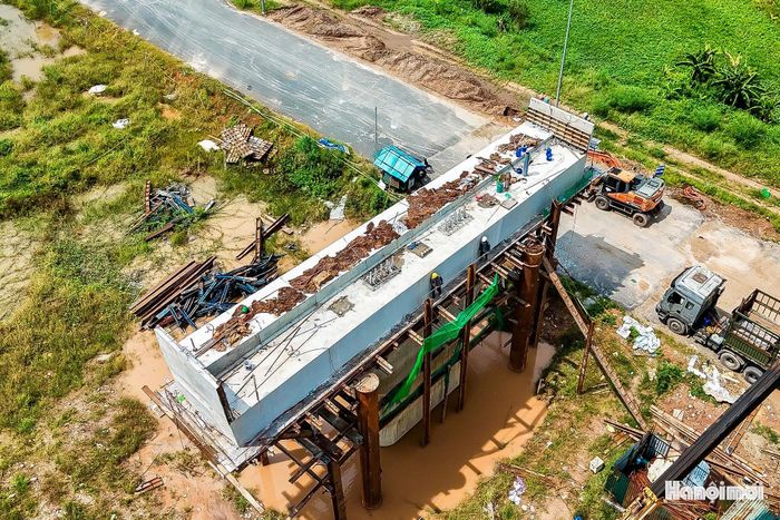 Trên công trường hôm nay, từng bệ trụ, thân trụ và nhịp dầm đang được nối dài. Tiến độ thi công ngày càng rõ nét cũng đồng nghĩa với hình hài một công trình giao thông quan trọng của Hà Nội đang từng bước hiện hữu giữa dòng sông Hồng.
