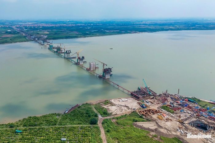 Đến nay, phần bệ của nhiều trụ cầu đạt khoảng 78%, thân trụ đạt 60%; khối lượng đúc dầm phần kết cấu trên đã vượt 25%. Từ hai bờ sông nhìn về công trường, những trụ cầu mới vươn lên khỏi mặt nước, tạo nên hình hài rõ nét của cây cầu vượt sông Hồng.