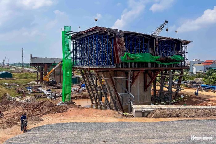 Không khí thi công trên công trường diễn ra khẩn trương. Nhiều mũi thi công được tổ chức đồng thời, từ thi công móng, thân trụ đến kết cấu cầu.