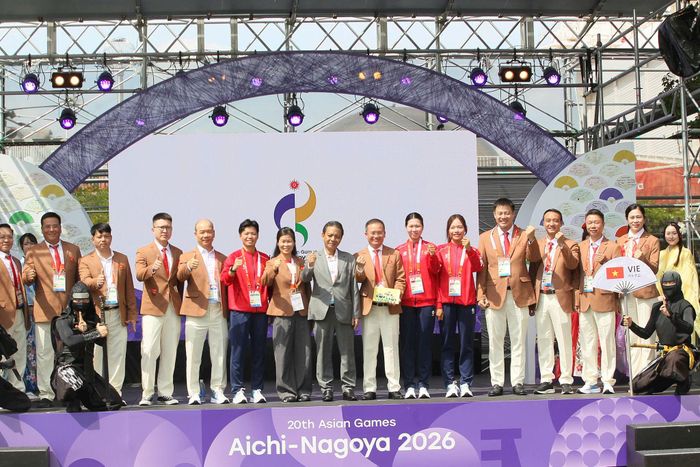 Thứ trưởng Bộ VHTTDL Hoàng Đạo Cương, Trưởng đoàn Thể thao Việt Nam Nguyễn Hồng Minh cùng các thành viên Đoàn tham dự ASIAD 20. Ảnh: Đoàn TTVN