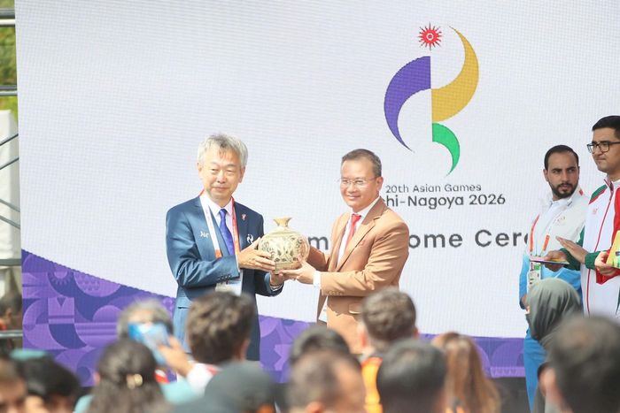 Ban Tổ chức trao quà lưu niệm cho Trưởng đoàn Nguyễn Hồng Minh. Ảnh: Đoàn TTVN