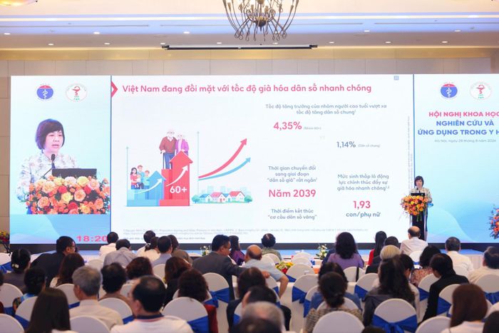 PGS.TS Vũ Thị Thanh Huyền, Trưởng khoa Nội tiết - Cơ xương khớp, Bệnh viện Lão khoa Trung ương chia sẻ về tình trạng già hóa dân số và bệnh lý mạn tính tại Việt Nam. Ảnh: Thư Quyên