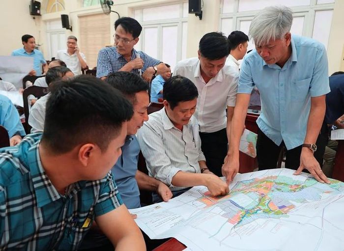 Trao đổi, thảo luận một số nội dung liên quan đến Đồ án Quy hoạch chung xã Ứng Thiên. Ảnh: Lê Hoa