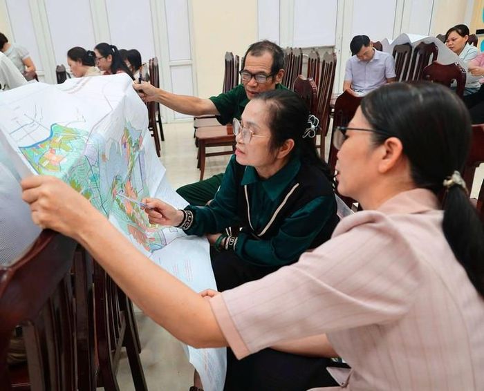 Đồ án Quy hoạch chung xã Ứng Thiên được niêm yết ở 19 nhà văn hoá thôn. Ảnh: Lê Hoa