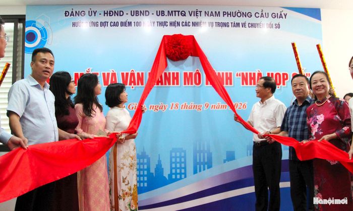 Các đai biểu thực hiện nghi thức cắt băng khánh thành Nhà họp số. Ảnh: Vân Nhi