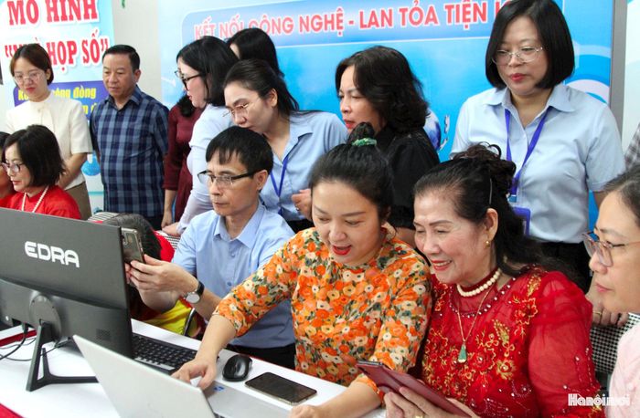 Người dân trải nghiệm thực hiện thủ tục hành chính tại Nhà họp số. Ảnh: Vân Nhi