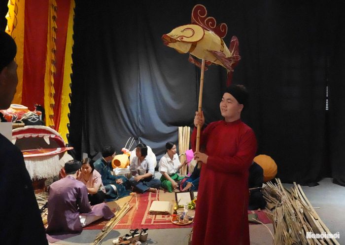 Từ những chất liệu tự nhiên thân thuộc như tre, giấy, hồ dán, các tác giả trẻ đã cẩn trọng nghiên cứu tư liệu và kỹ thuật chế tác cổ truyền để vừa phục dựng nguyên bản, vừa phát triển các sản phẩm mới, giữ được nguyên tinh thần và giá trị thẩm mỹ dân gian.