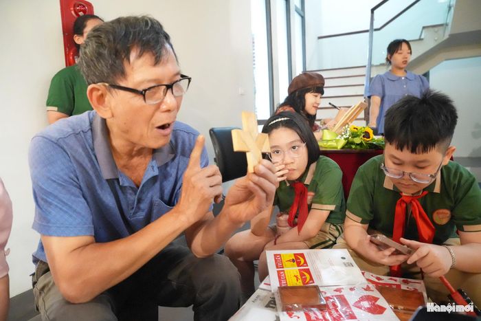 Trò chơi Trí uẩn, ghép hình giải đố theo sách hướng dẫn của các nghệ nhân rất độc đáo, độc đáo thu hút các em nhỏ.