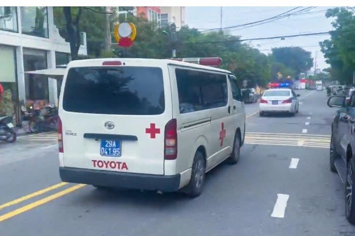 Mở đường đưa nạn nhân đến bệnh viện. Ảnh: Đức Tuấn