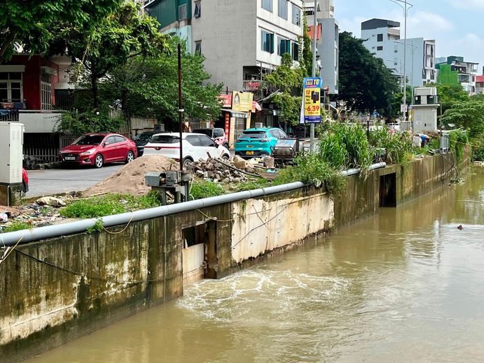 Vận hành cống điều tiết nước trên dòng kênh La khê. Ảnh: Tùng Nguyễn