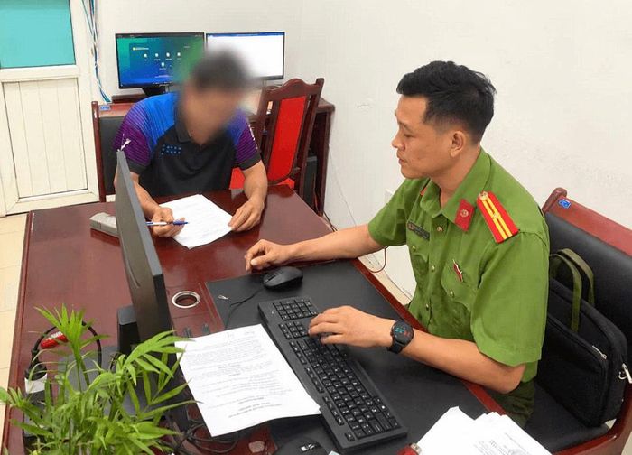 Công an phường Hoàng Mai làm việc với ông N.Q.P. Ảnh CAHN