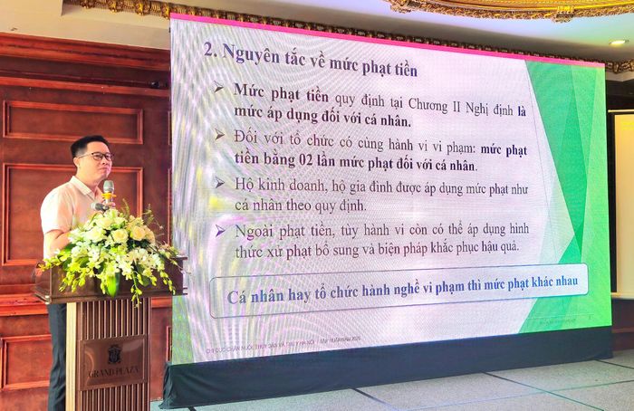 Báo cáo viên Nguyễn Tiến Giáp - Chi cục Chăn nuôi, Thủy sản và Thú y Hà Nội truyền đạt tới học viên về Khung pháp lý và thực trạng quản lý động vật tại Hà Nội. Ảnh: Ánh Dương