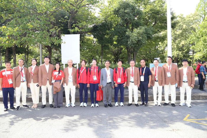 Thứ trưởng Bộ Văn hóa Thể thao và Du lịch Hoàng Đạo Cương thăm hỏi, động viên các thành viên Đoàn Thể thao Việt Nam. Ảnh: Bùi Lượng