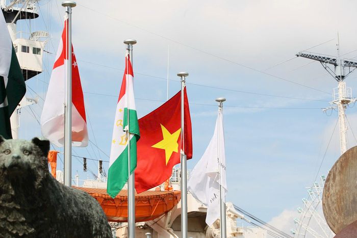 Quốc kỳ Việt Nam tung bay tại Cảng Nagoya trước thềm ASIAD 20. Ảnh: Bùi Lượng