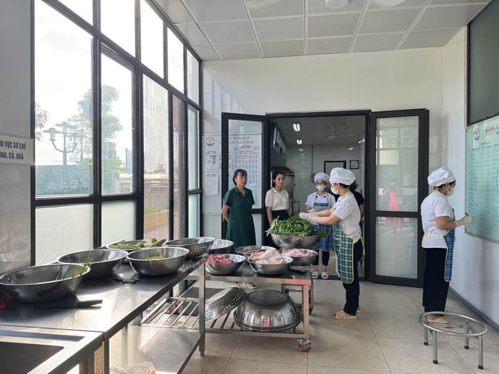 Liên tục từ ngày đầu học sinh ăn bán trú, phường Hoàng Liệt đã tổ chức nhiều đoàn trực tiếp kiểm tra tại các trường học. Ảnh: HL.